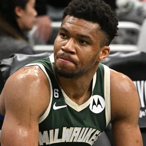 GIANNIS ANTETOKOUNMPO ENCIENDE LAS ALARMAS: LESIÓN LO ALEJARÍA HASTA SEIS SEMANAS