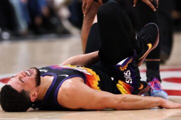 DEVIN BOOKER SE PERDERÁ AL MENOS UNA SEMANA POR UN ESGUINCE DE TOBILLO