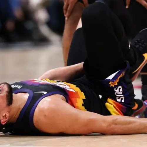 DEVIN BOOKER SE PERDERÁ AL MENOS UNA SEMANA POR UN ESGUINCE DE TOBILLO