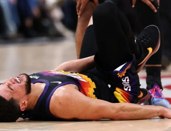 DEVIN BOOKER SE PERDERÁ AL MENOS UNA SEMANA POR UN ESGUINCE DE TOBILLO