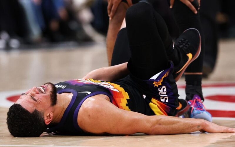 DEVIN BOOKER SE PERDERÁ AL MENOS UNA SEMANA POR UN ESGUINCE DE TOBILLO