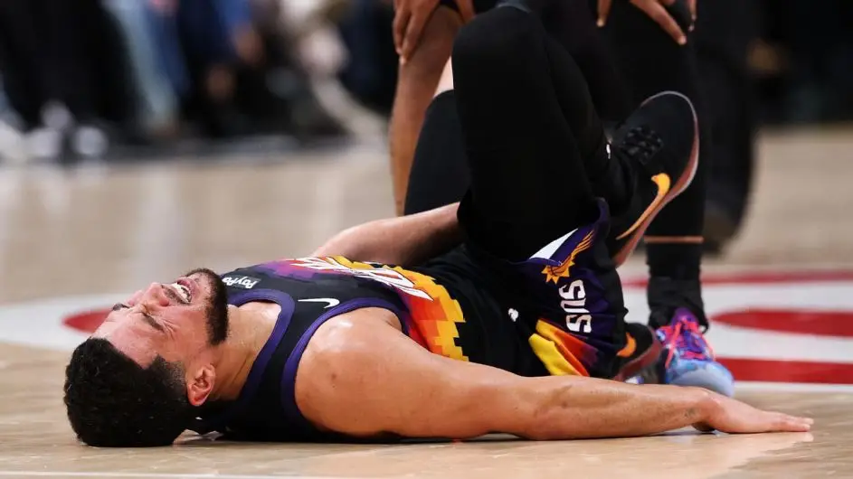DEVIN BOOKER SE PERDERÁ AL MENOS UNA SEMANA POR UN ESGUINCE DE TOBILLO