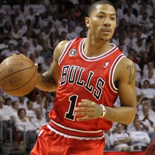CHICAGO BULLS RETIRAN EL NÚMERO 1 DE DERRICK ROSE