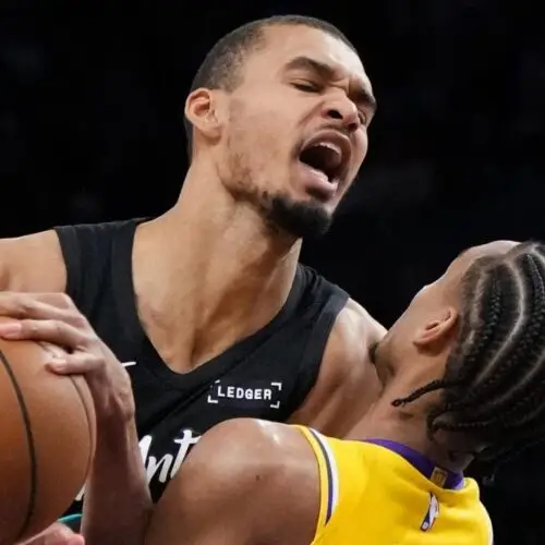 WEMBY ANOTA 40 PTS EN 26 MINUTOS ANTE UNOS LAKERS SIN LUKA, LEBRON Y REEVES